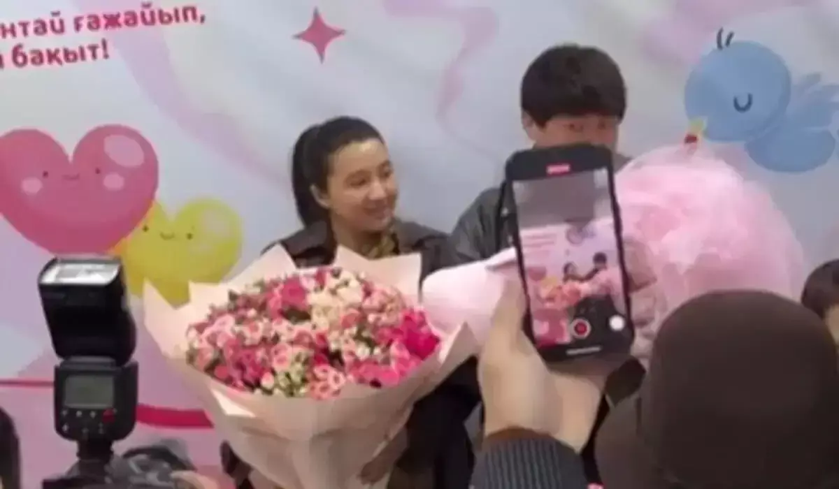 Танымал әнші халықтан сүйінші сұрады