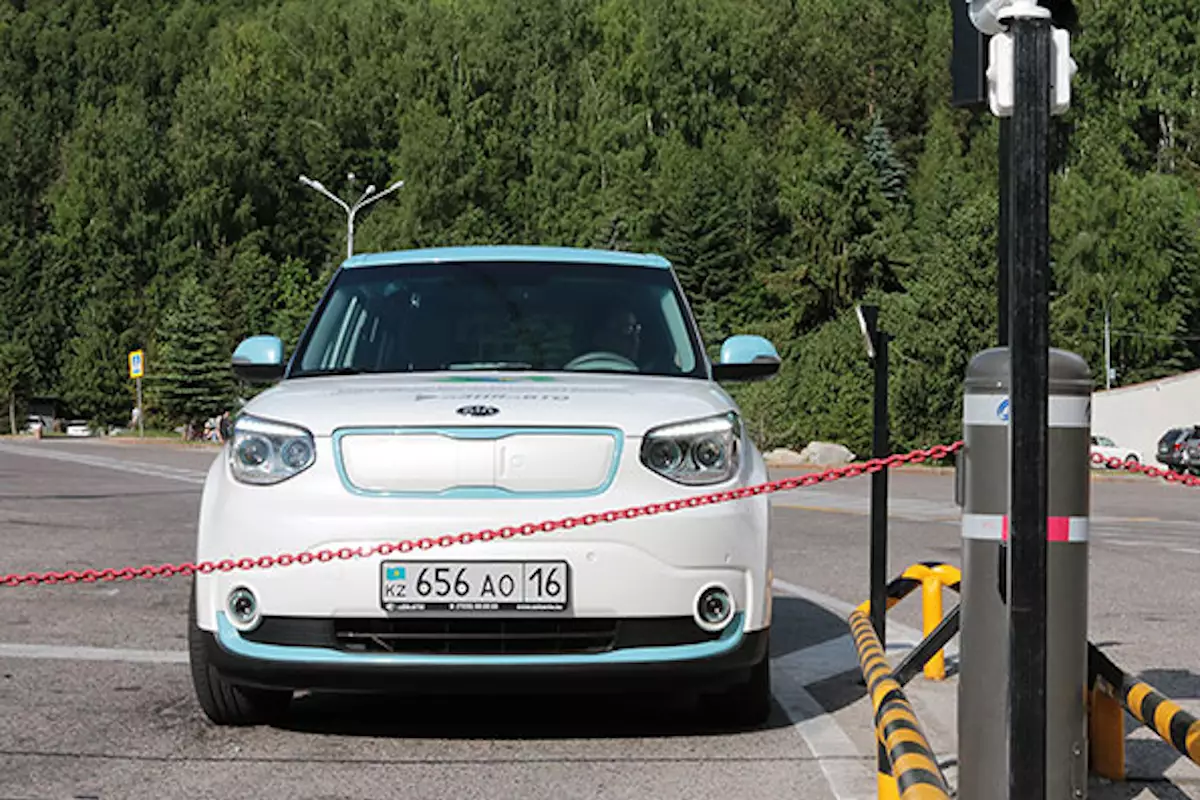 Электромобилям можно, остальным нельзя: Конституционный суд рассмотрит жалобу на запрет въезда машин на Шымбулак