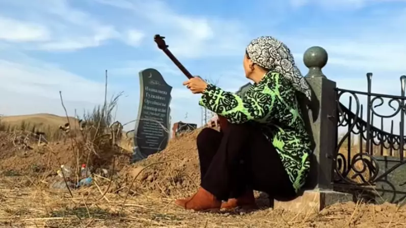 Бейіт басында домбыра тарқтан қыз жұрттың талқысына түсті