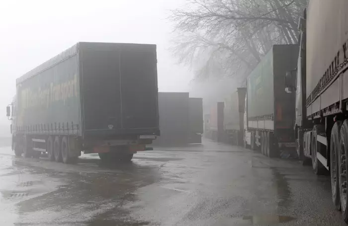 Пробки из фур на границе с Казахстаном не дают покоя бизнесу уже два месяца.