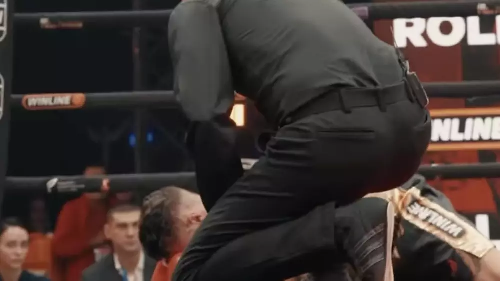 Нокаутом во втором раунде обернулся бой за титул IBA