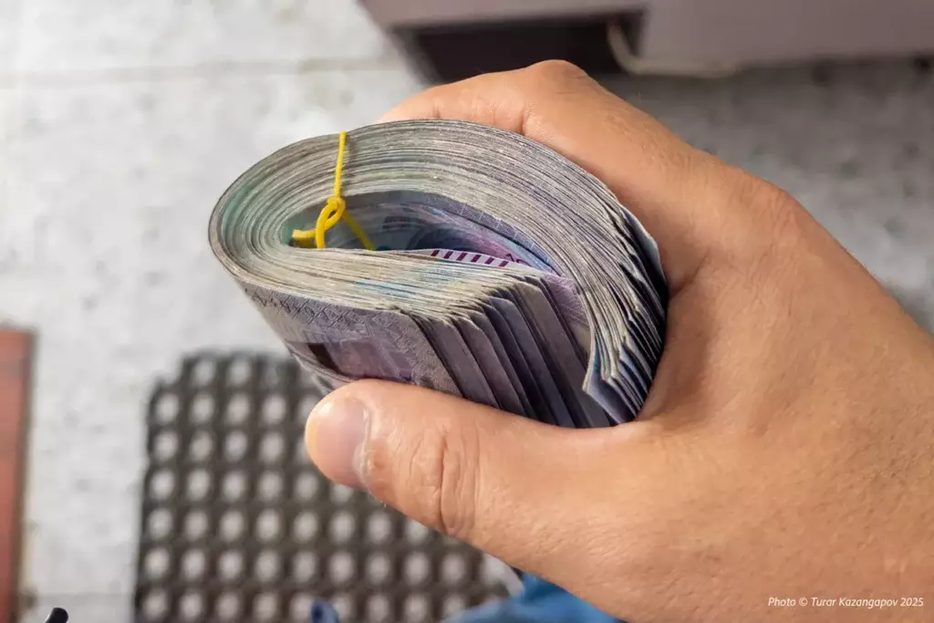 Налоговики начнут искать скрытые доходы казахстанцев с 2026 года