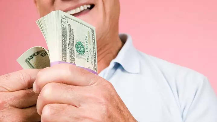 87 жастағы қария 39 миллион теңгесін қайтарып алды