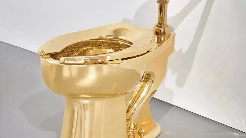 Таза алтыннан жасалған унитаз аукционға қойылды