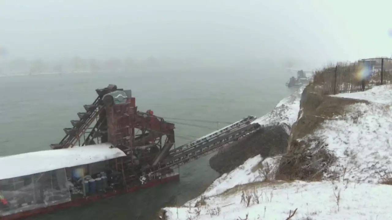 Как углубляют Иртыш в Глубоковском районе ВКО