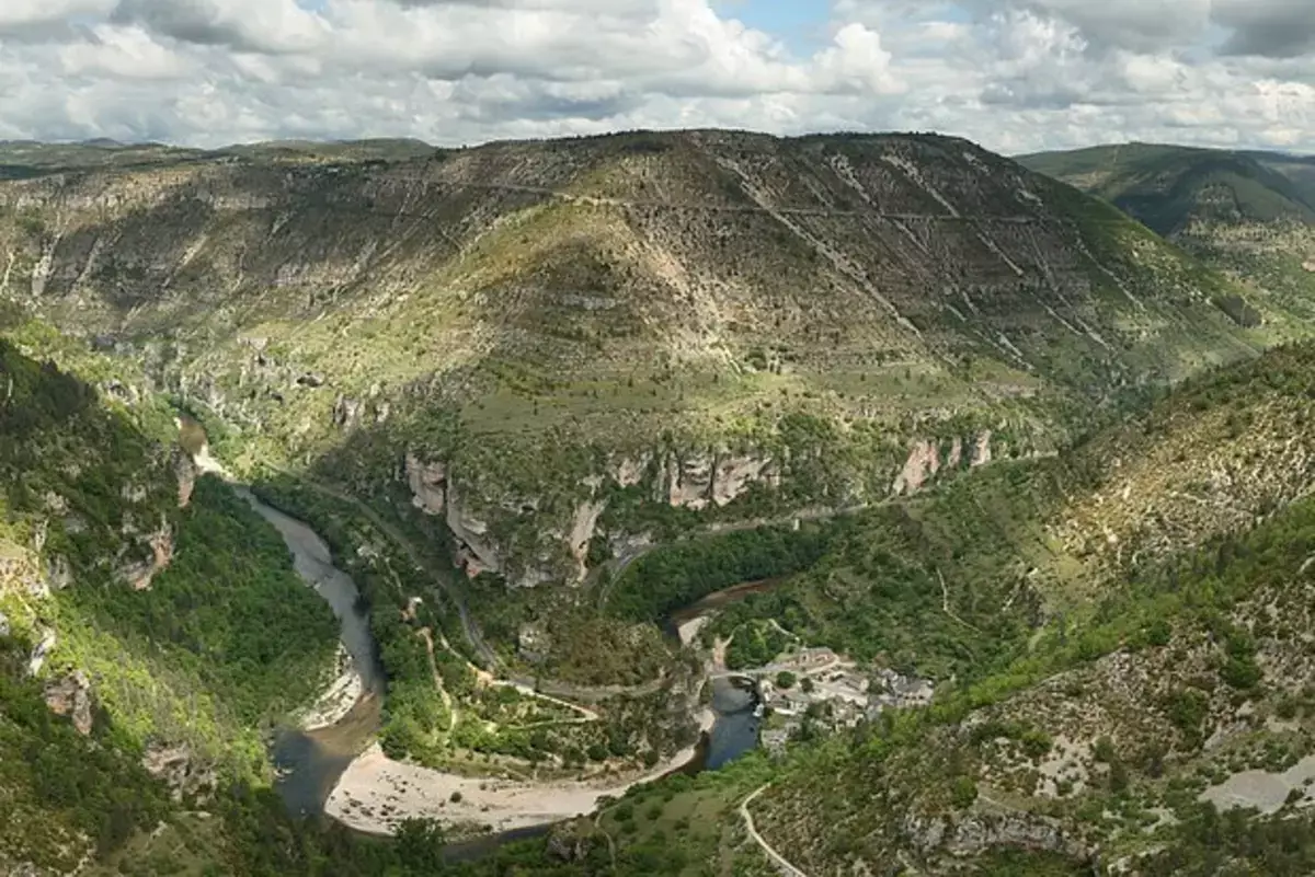 77-летний велосипедист упал в 40-метровый овраг и три дня пил вино - новости на Lada.kz 07.11.2025