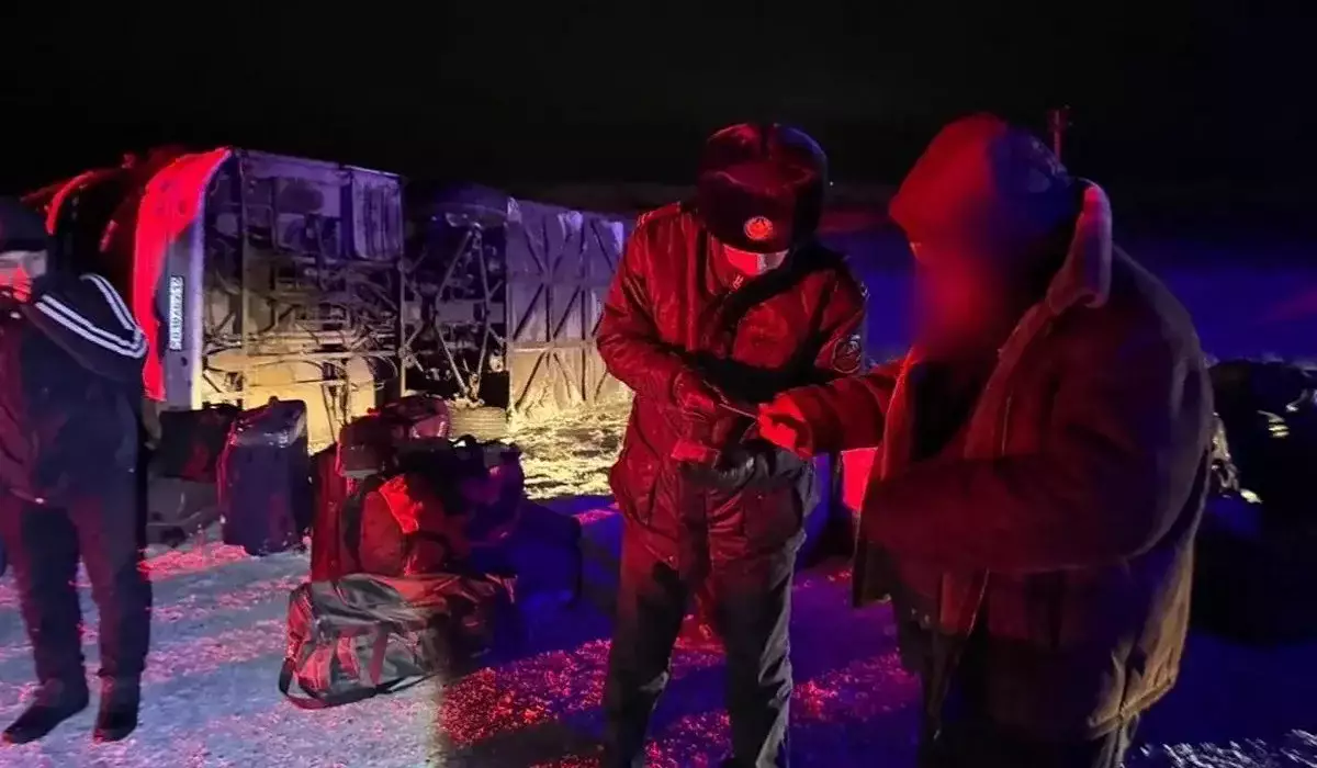 Павлодар облысында қайғылы оқиға болды: автобус аударылып кетті