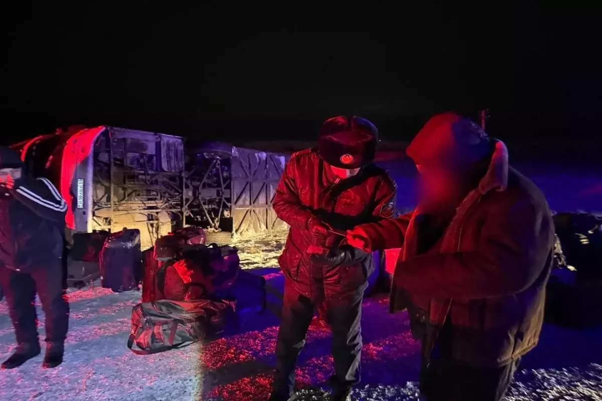 Один погиб, шестеро пострадали: автобус перевернулся в Павлодарской области