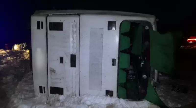 В Павлодарской области перевернулся автобус: есть погибший