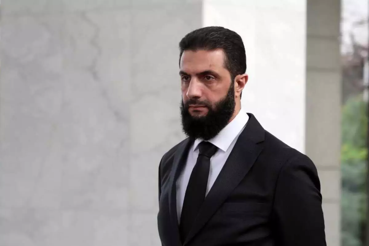 Великобритания сняла санкции с временного президента Сирии