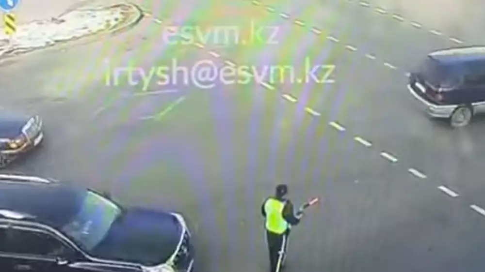 В Алматы водитель внедорожника на скорости сбил регулировщика