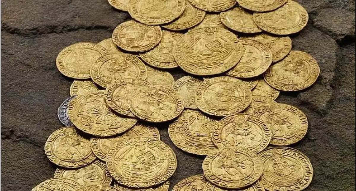 Супруги нашли клад в собственном саду во время прополки