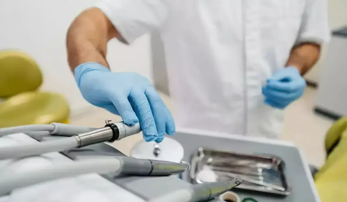 Атырауда тісін емдетіп отырған әйел дәрігердің бұрғысын жұтып қойды