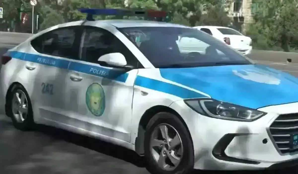 Алматыда көшенің қақ ортасында тұрған полицейді көлік қағып кетті (ВИДЕО)