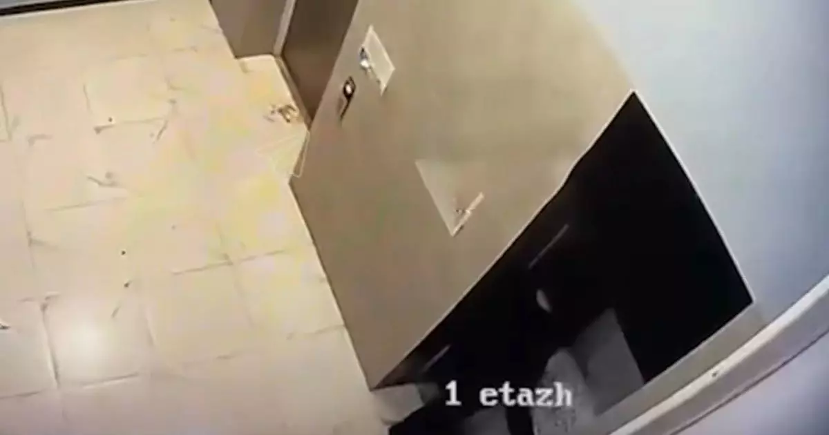  Елордада лифт есігін теуіп сындырып, шахтаға құлап кеткен адам жазаланды 