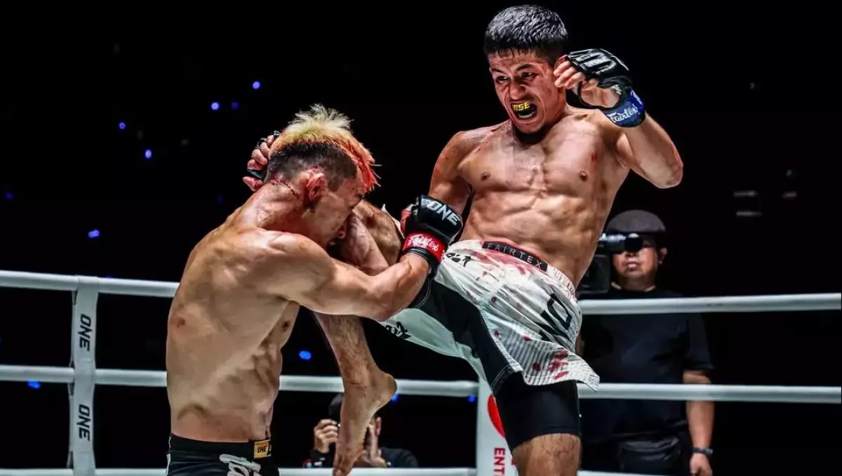 Өзбектің атақты файтері африкалық қарсыласын ерекше әдіспен жеңді (ВИДЕО)