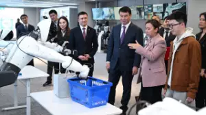 Алматы әкімі робототехника және жасанды интеллект саласындағы стратегиялық ынтымақтастықты бастау мақсатында AgiBot компаниясының негізін қалаушының бірімен кездесті