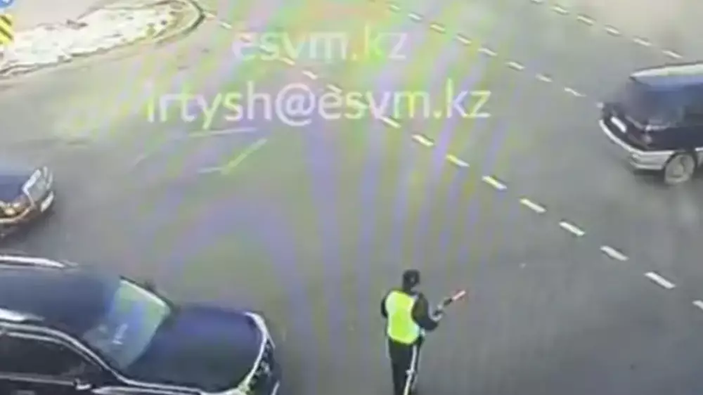 Алматыда жол қозғалысын реттеп тұрған полицейді көлік басып кетті
