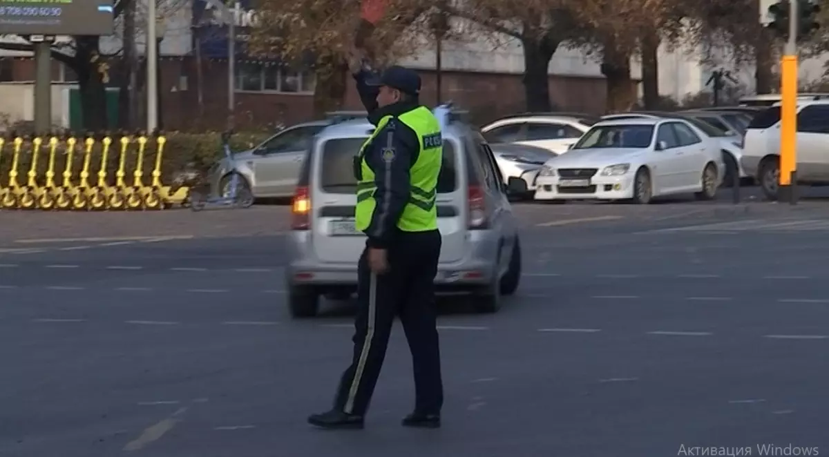 Алматыда қозғалысты реттеп тұрған полицейді көлік қағып кетті