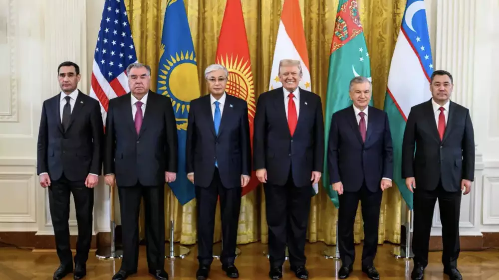 Театрда секс спектаклін көріңіз