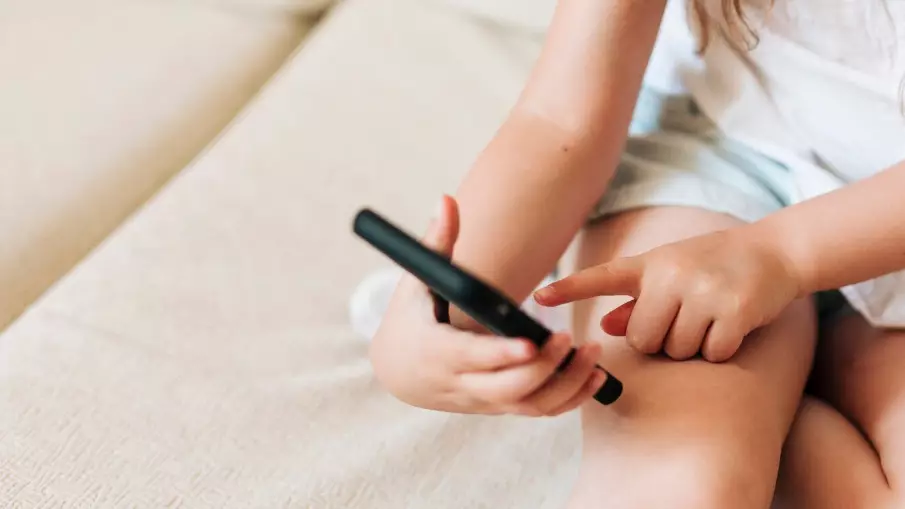 Дания балаларға әлеуметтік желілерді пайдалануға тыйым салды