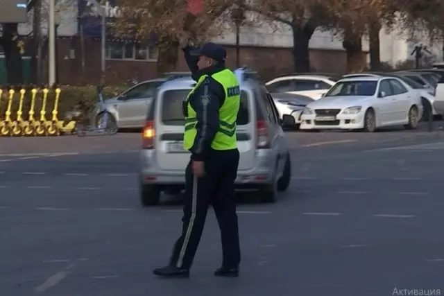 Алматыда көлік қозғалысын реттеп тұрған полицейді көлік қағып кетті