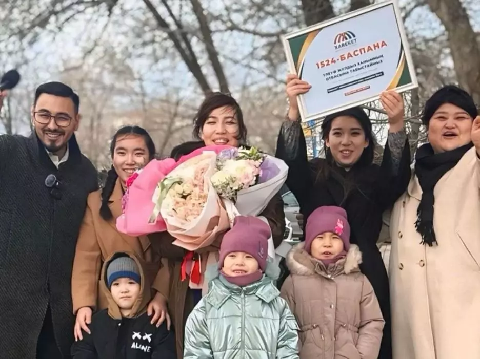 Туыстары мүлікке таласып, жындыханаға жатқызып тастаған 5 баланың анасы үйлі болды (ВИДЕО)