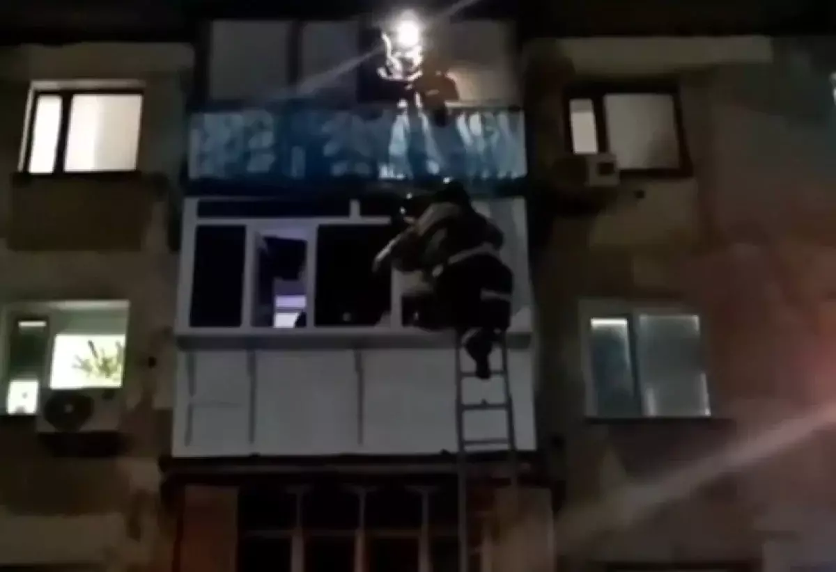 На волоске от трагедии: девушка прыгнула с балкона и повисла между этажами (видео)