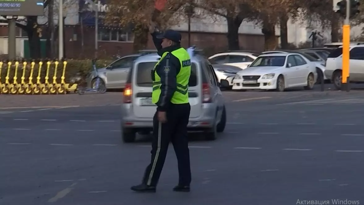 Алматыда көшенің ортасында полицейді көлік қағып кетті