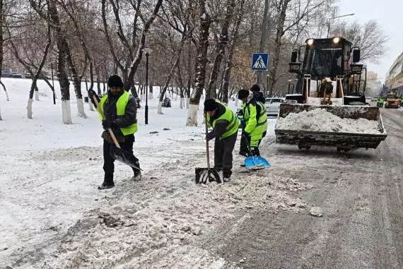 Около 3000 дорожных рабочих вышли на уборку снега в столице