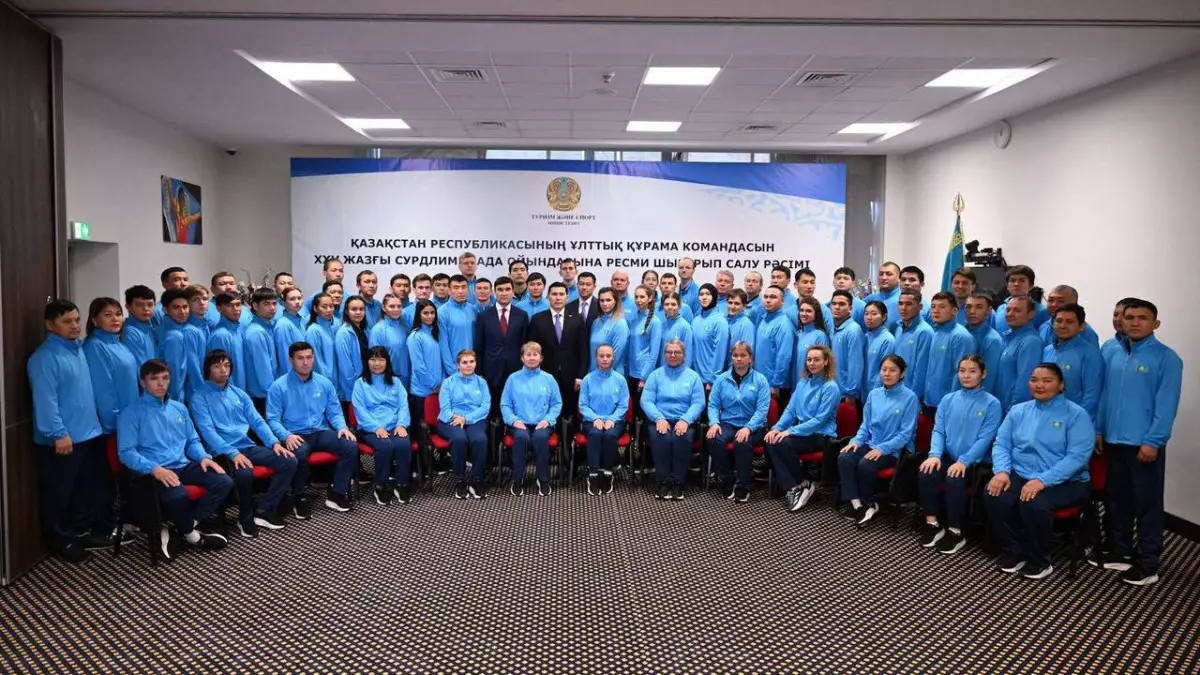 Ербол Мырзабосынов вручил Государственный флаг Казахстана национальной сборной в преддверии XXV Сурдлимпийских игр