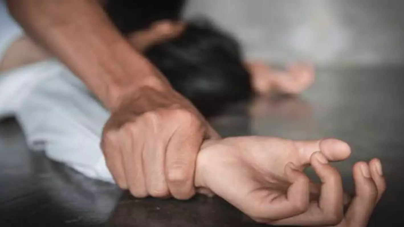 Атасы жаңадан босанған келінін зорлаған