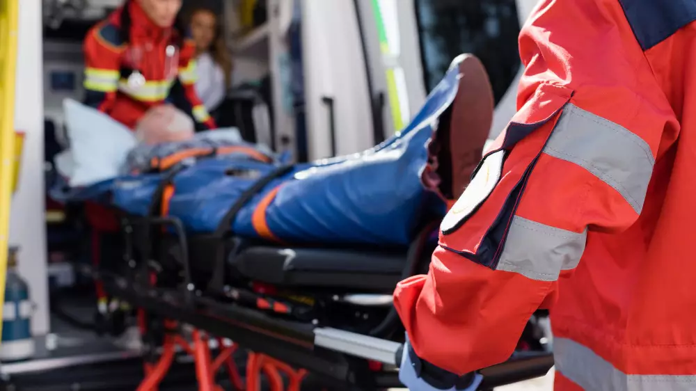 Облицовка и кондиционер рухнули с дома в Астане: есть пострадавшие