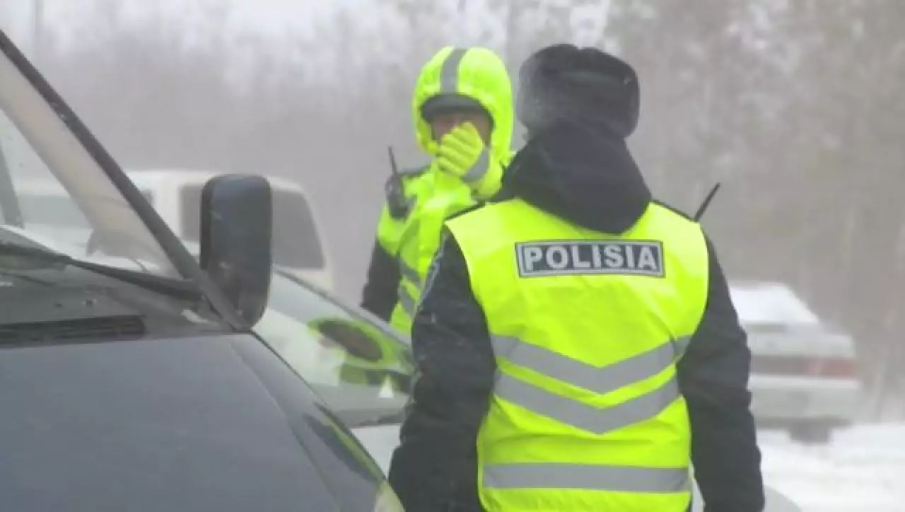 Снегопад и сильный ветер: трассы закрыты на севере Казахстана