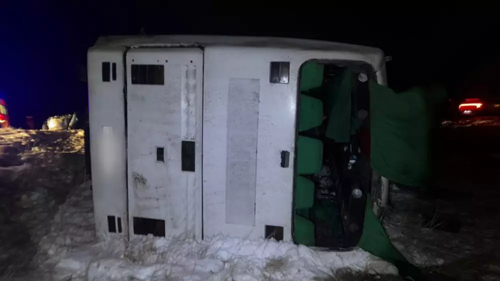 Автобус упал в кювет в Павлодарской области: 17 человек попали в больницу