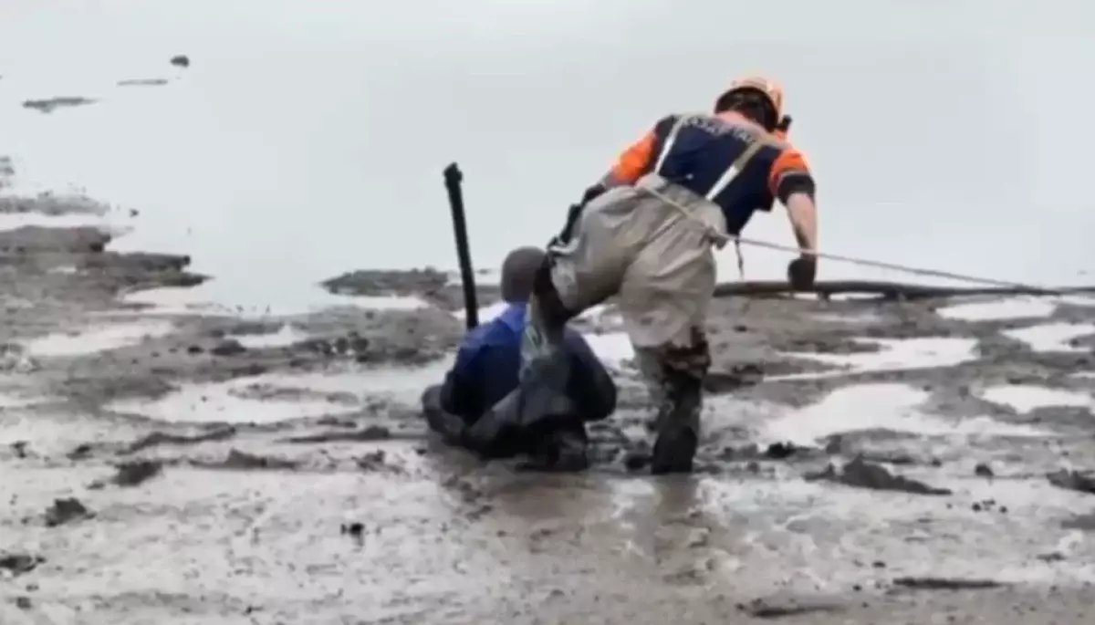 Вязкая ловушка: ребенок увяз по колено в береговой грязи