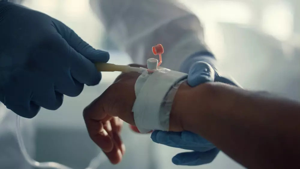 Стало известно о состоянии пострадавших, на которых рухнула облицовка в Астане