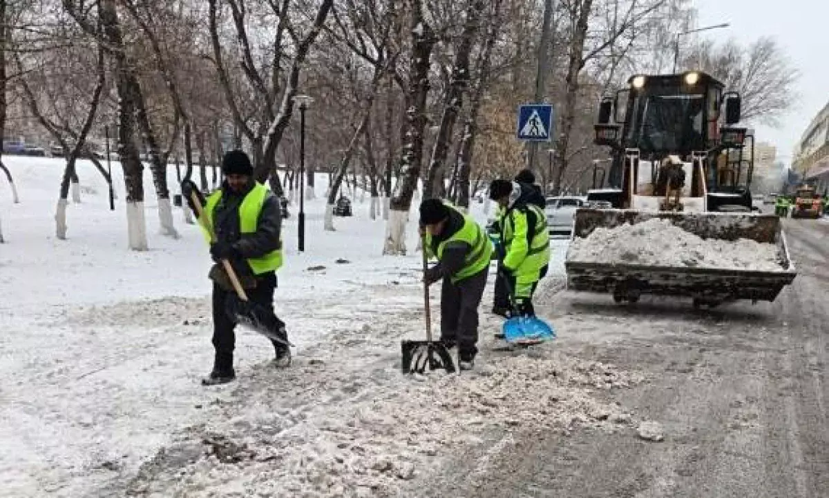 Порядка 3000 дорожных рабочих вышли на уборку снега в Астане