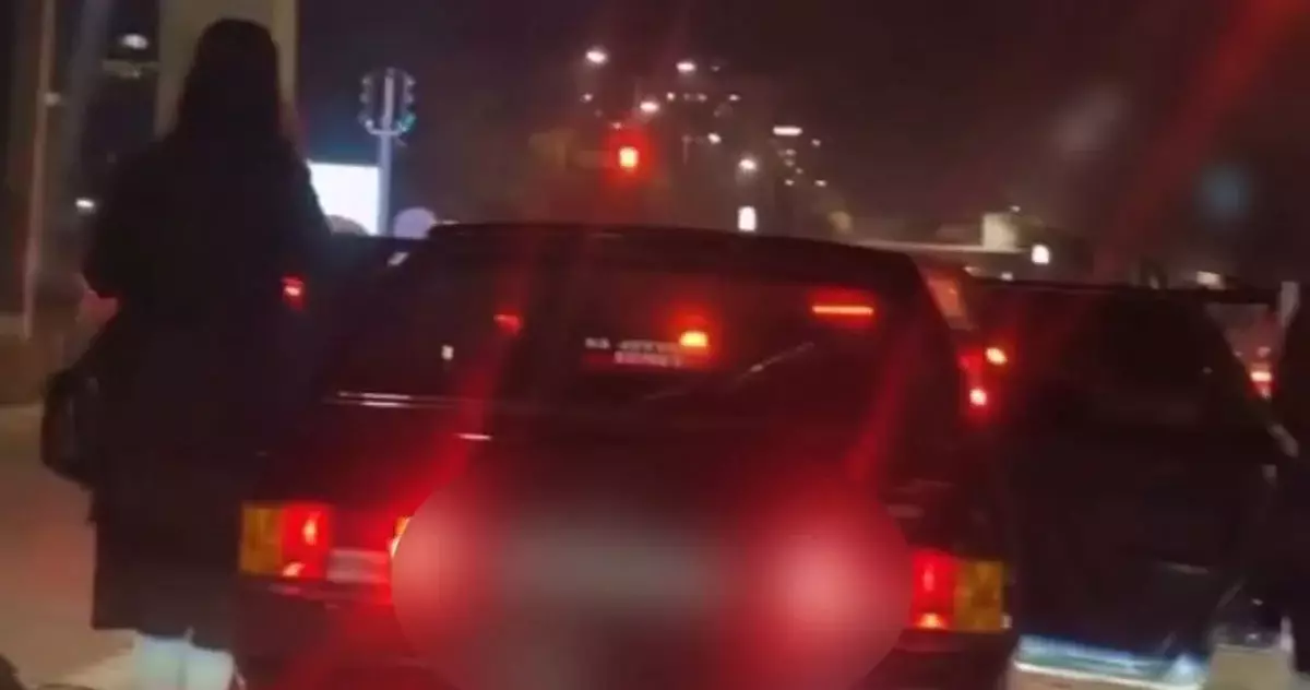 «Зажгли» под красный свет: пассажиры устроили танцы прямо на перекрестке (видео)