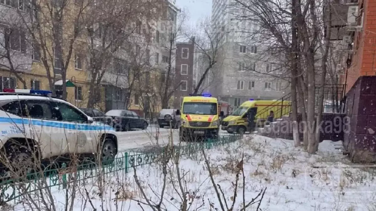 Облицовка рухнула на людей в Астане: пострадавшие в тяжелом состоянии