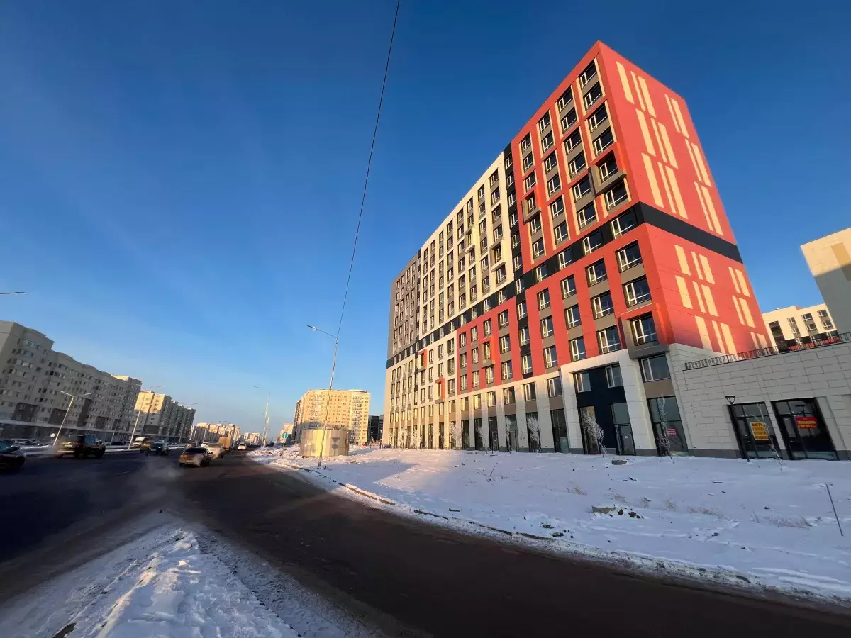 Людей завалило обломками упавшей облицовки дома в Астане