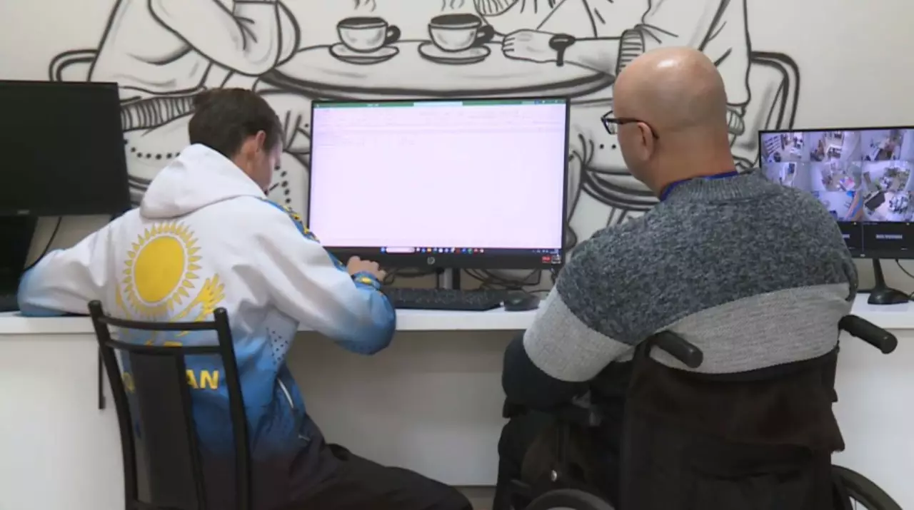 Людей с особыми потребностями обучают IT-профессиям в Карагандинской области