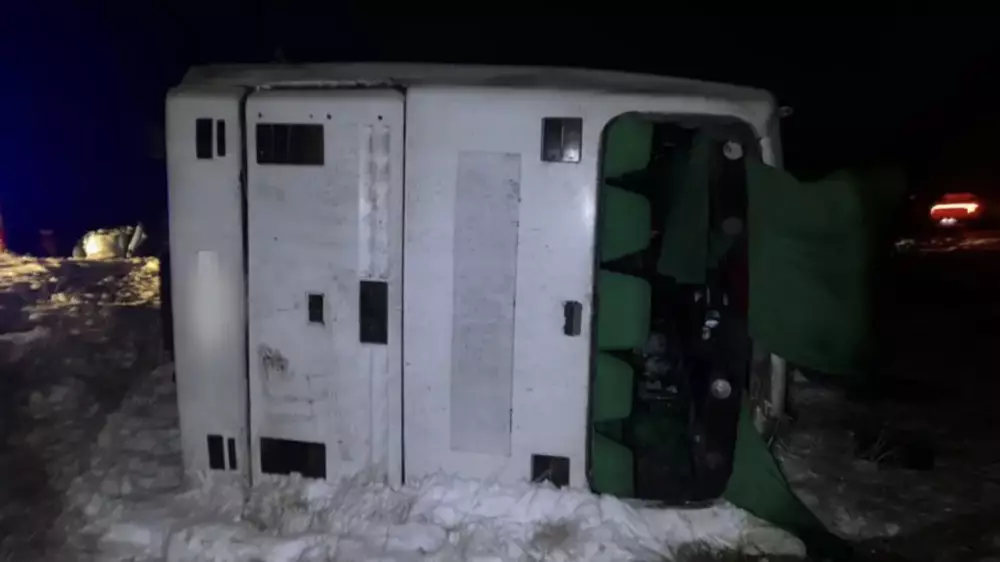 Павлодар облысында автобус аударылды: 17 адам ауруханаға жеткізілді