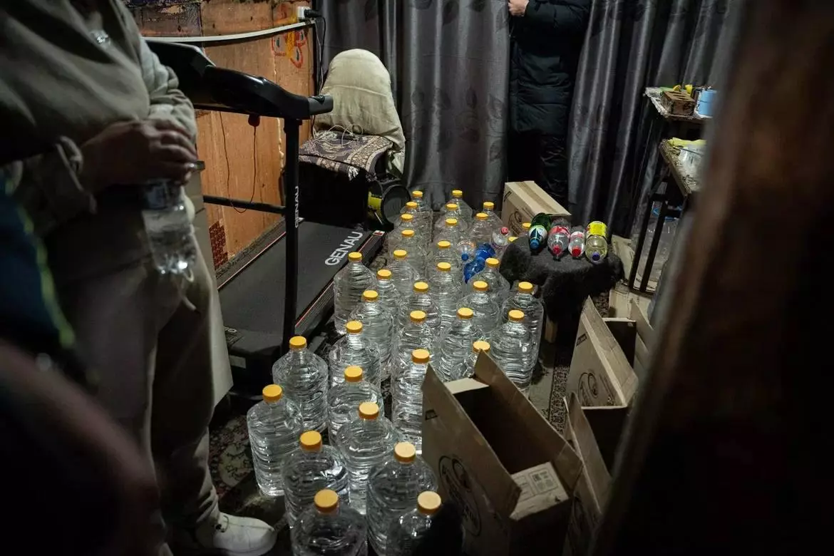 «Жасөспірімдерге сатылған»: Қарағандыда базарда 335 литр заңсыз ішімдік тәркіленді