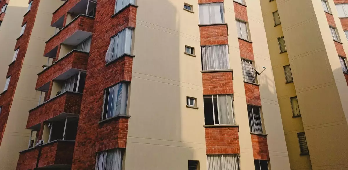 Облицовка здания обрушилась в Астане: 5 человек оказались под завалами