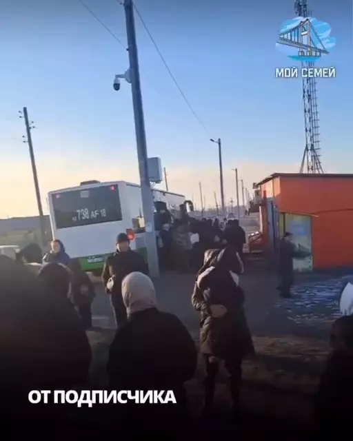 Семейде қақаған қыста автобусқа сыймай қалған халық ашуға мінді: әкімдік үнсіз