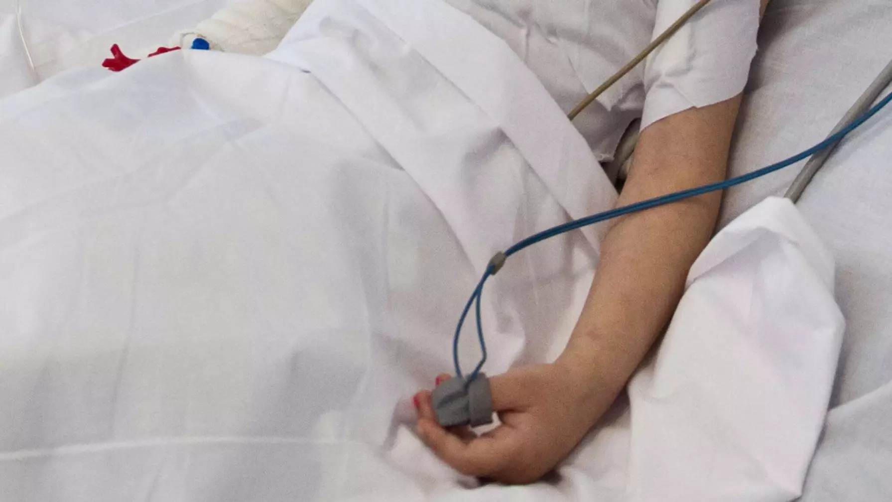 Алматыдағы көшенің қақ ортасында жол қозғалысын реттеп тұрған полицейді көлік қағып кетті