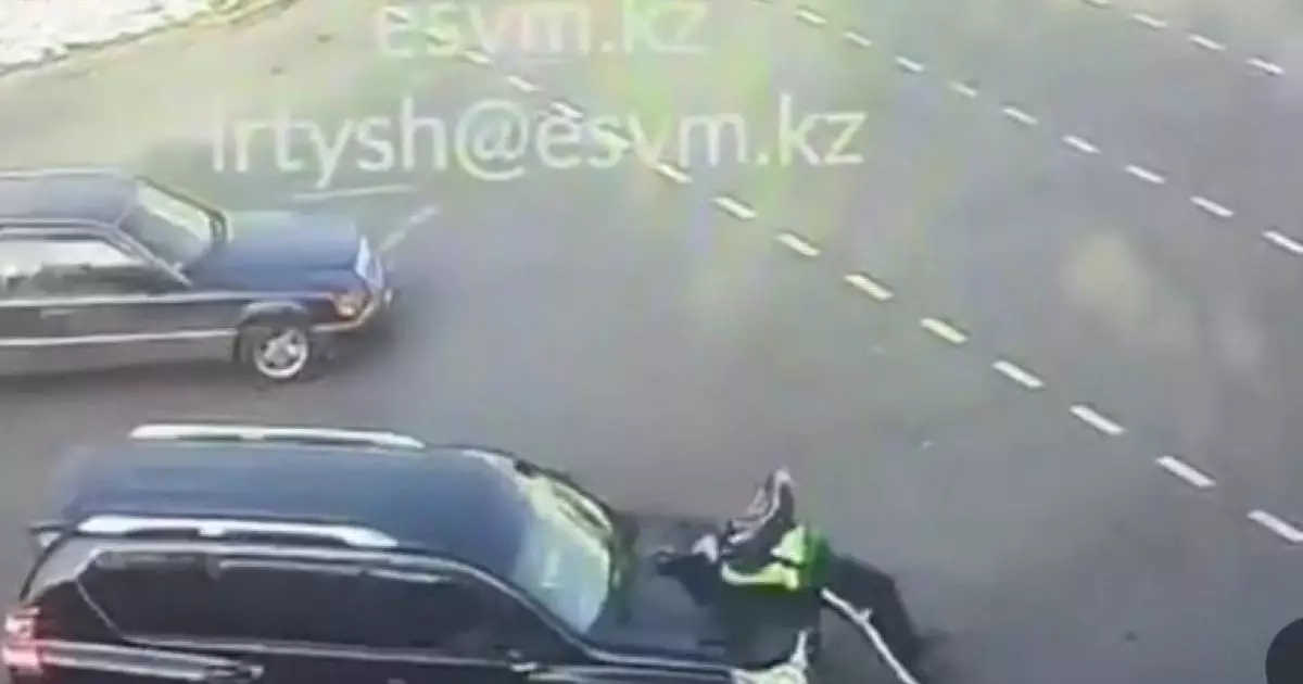  Алматыда жол қозғалысын реттеп тұрған полицейді көлік қағып кетті 