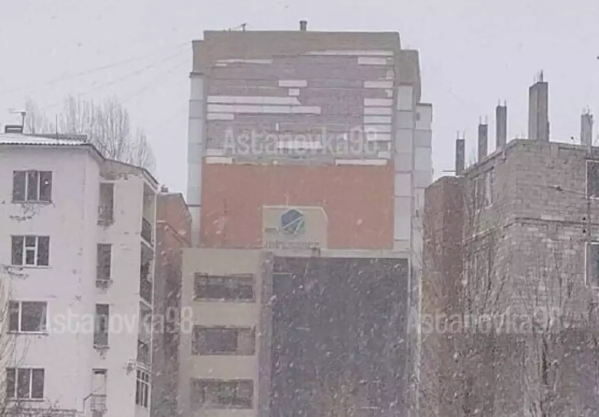 Фасад дома рухнул на прохожих в Астане
