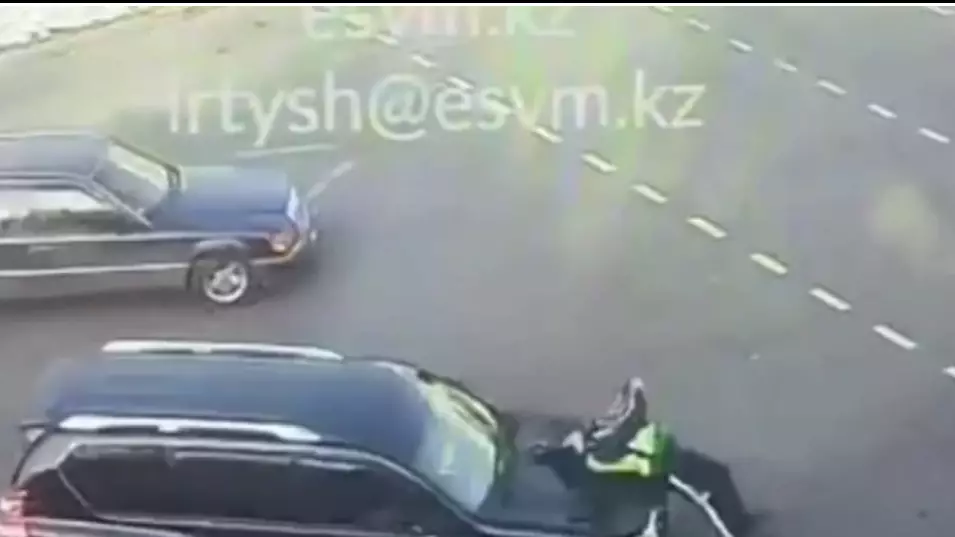 Алматыда жол қозғалысын реттеп тұрған полицейді көлік қағып кетті